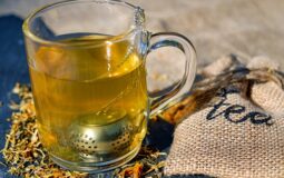 Chá de calêndula: veja benefícios e como preparar a bebida