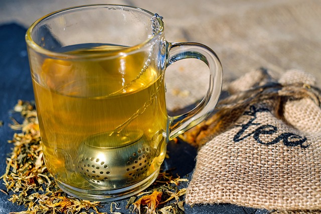 Chá de calêndula: veja benefícios e como preparar a bebida