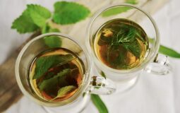 Chá de mil-folhas: veja os benefícios e como preparar essa bebida curativa