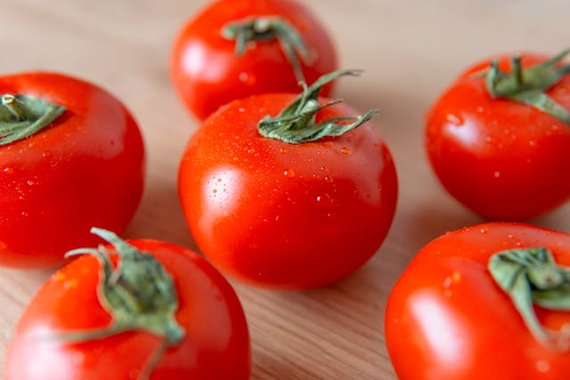 Comer tomate todo dia ajuda na saúde dos ossos?