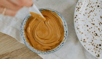 Pasta de amendoim integral é saudável? Confira