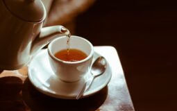 Pode comer e beber chá logo em seguida ou faz mal?