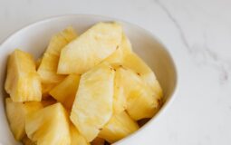 Suco detox de abacaxi com couve limpa o organismo; veja receita