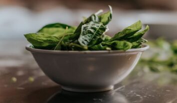 Comer espinafre ajuda a repor o ferro no organismo? Veja benefícios