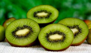 Kiwi ajuda na circulação sanguínea? Veja benefícios da fruta