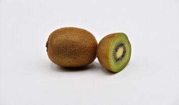 Comer kiwi pode aumentar a hidratação do corpo? Veja benefícios