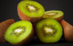 Kiwi pode melhorar o seu humor e repor a sua vitamina C; veja benefícios