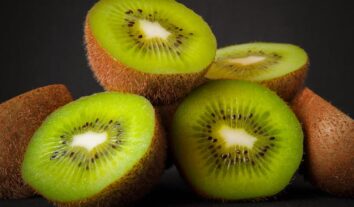 Kiwi pode melhorar o seu humor e repor a sua vitamina C; veja benefícios