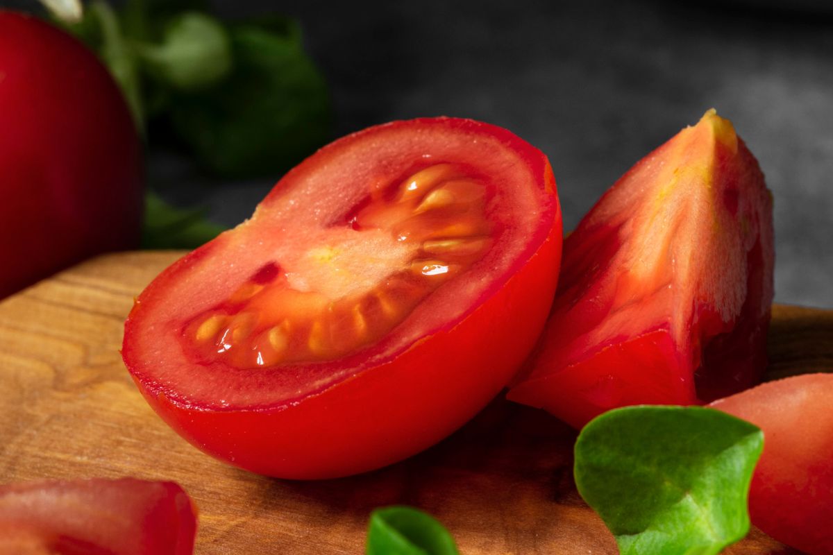 Tomate faz mal para gastrite? Veja mitos e verdades do fruto