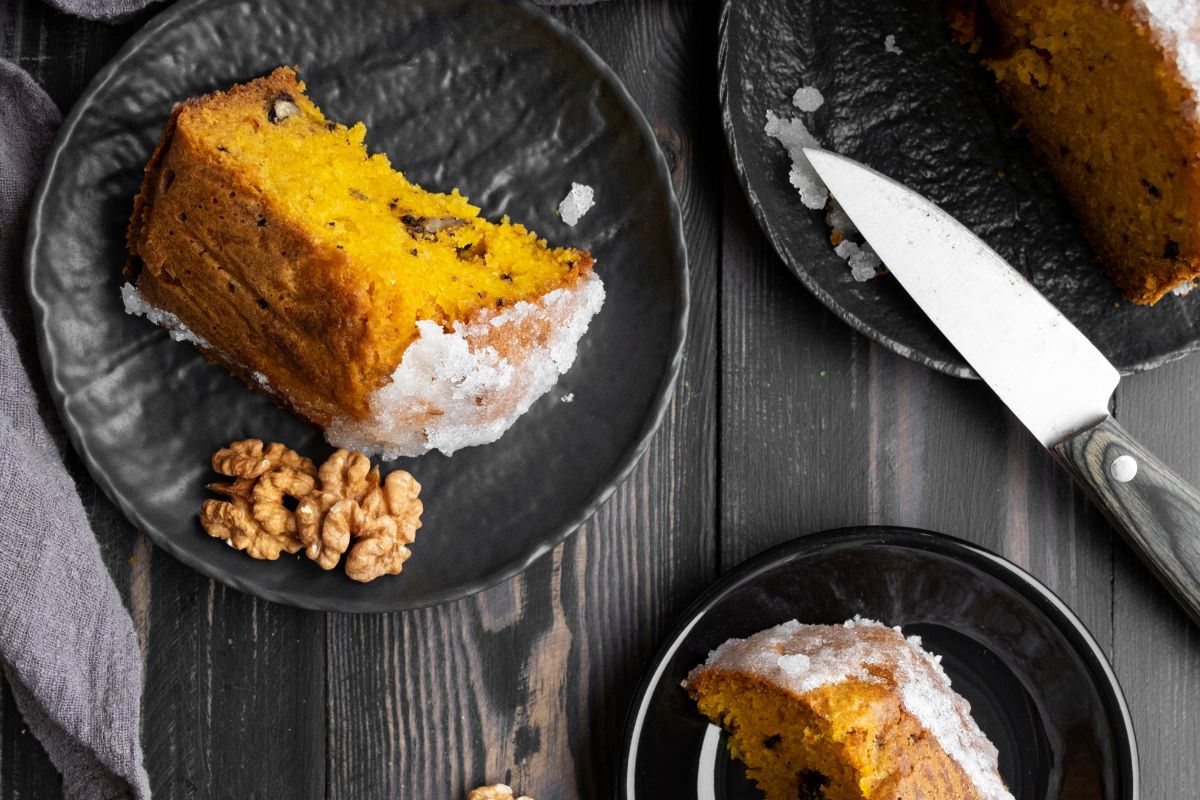 Receita do bolo de cenoura exige equilíbrio entre os ingredientes