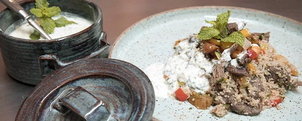 Prato de cuzcuz marroquino com molho de iogurte