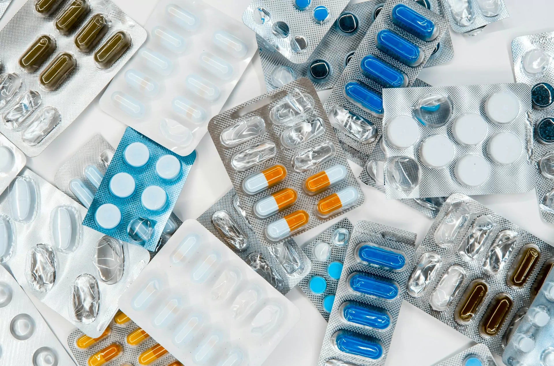 Diversos medicamentos juntos.