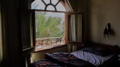 Janela de um quarto aberta.