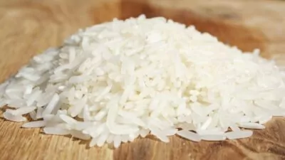 Um punhado de arroz em cima da mesa.