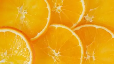 Laranjas cortadas em rodelas.