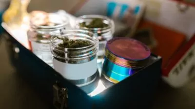 Potes de vidro com folhas e ervas para chá.