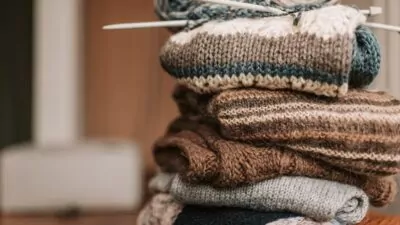 Vários casacos dobrados e empilhados.