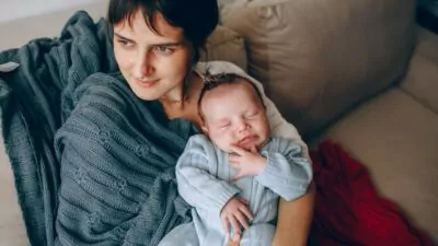 Mãe com o seu bebê no colo.