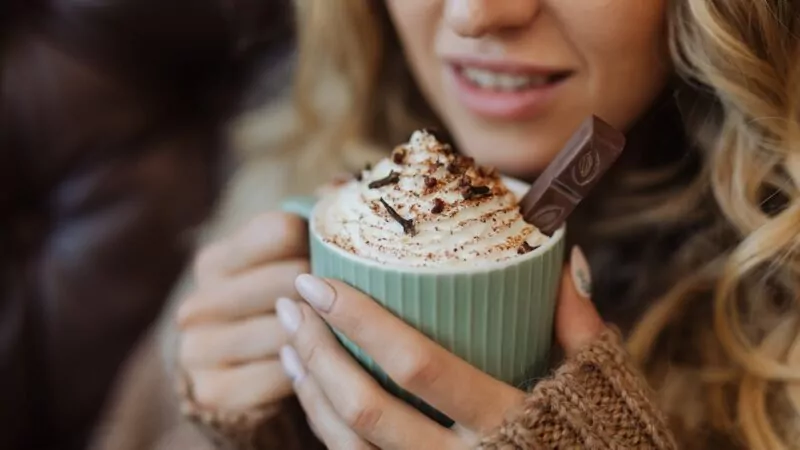 Receita de chocolate quente cremoso igual de cafeteria; veja passo a passo