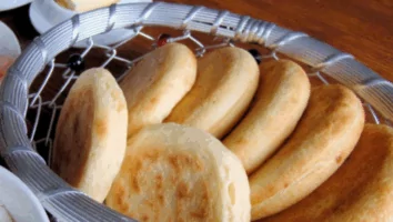Arepa com banana-da-terra e queijo: aprenda receita latina com toque brasileiro