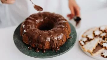 Bolo fofinho na panela: aprenda receita simples e econômica sem usar o forno