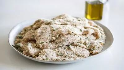 Prato com vários pedaços de frango dentro.