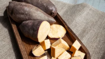 Esse suco de batata-doce, couve e maçã pode ajudar com o refluxo; veja receita