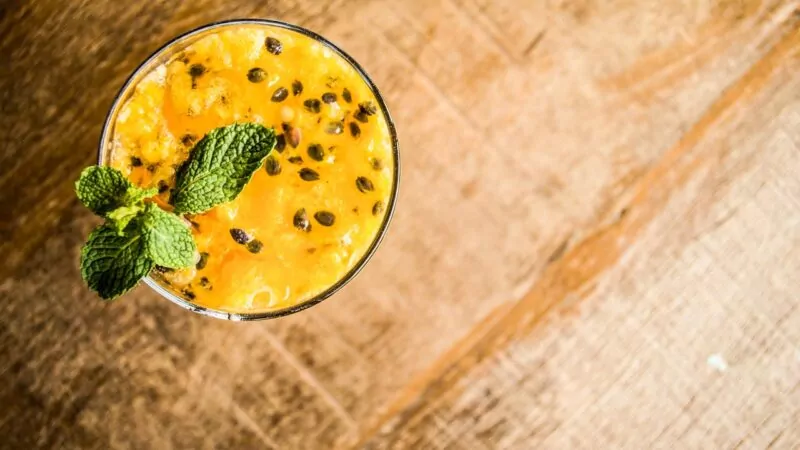 Suco de maracujá com batata-doce e hortelã: veja receita nutritiva
