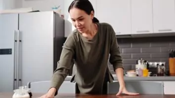 Esse truque com vinagre para limpar a casa é barato e eficiente; veja