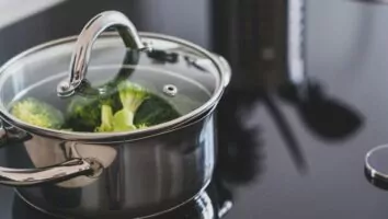 Receita simples e rápida de bolinho de brócolis para conquistar seus convidados