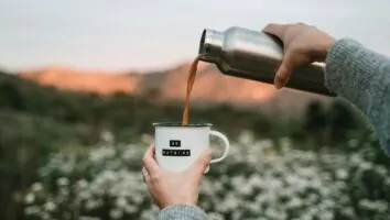 Descubra truque caseiro para eliminar o mau cheiro da garrafa térmica