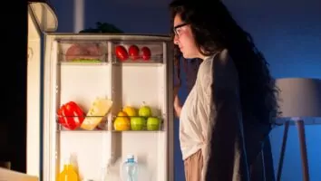 Sua geladeira faz barulho à noite? Saiba o motivo