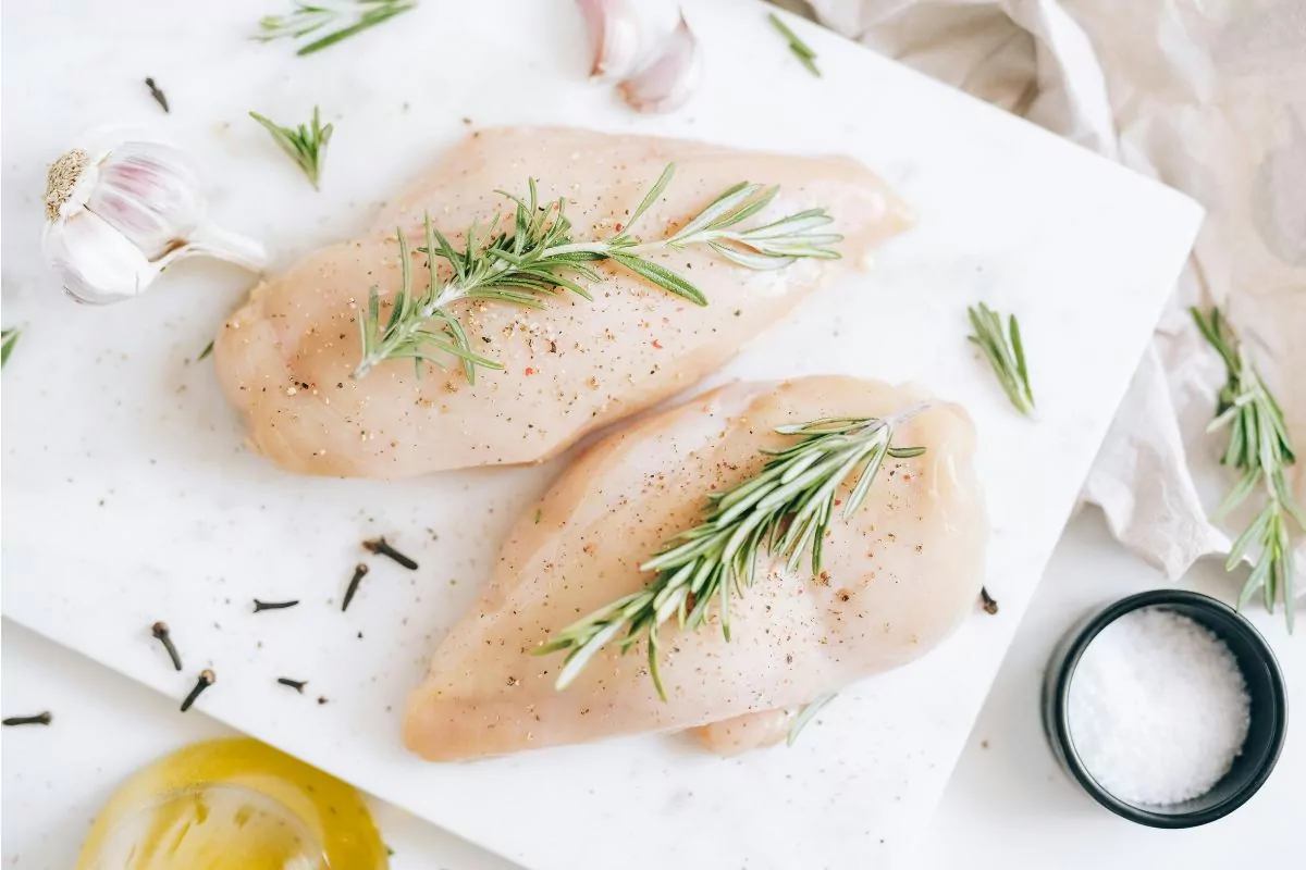 Como preparar peito de frango perfeito e cheio de sabor | Imagem: Pexels