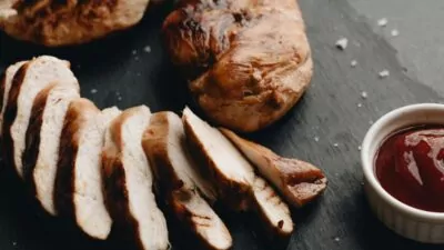 Como preparar peito de frango perfeito e cheio de sabor | Imagem: Pexels