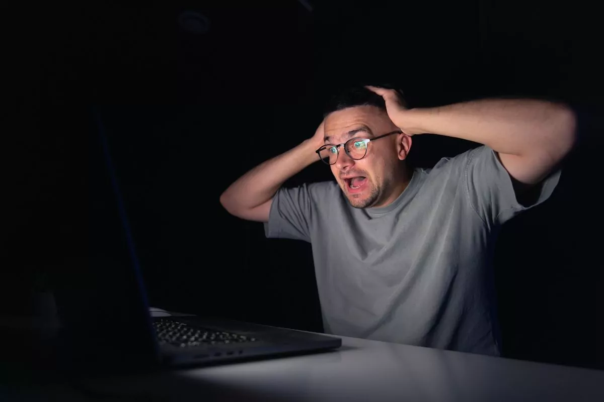 Os conteúdos de true crime podem despertar curiosidade mas também trazer riscos emocionais | Imagem: Freepik