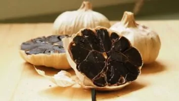 Alho negro faz bem à saúde? Veja benefícios e como consumir