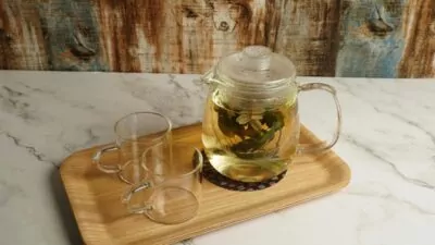 O chá da folha de nespereira reúne sabor suave e propriedades estudadas na saúde | Imagem: Pexels