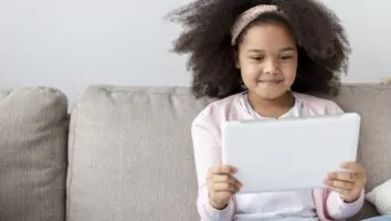 Uso de telas na infância: a realidade brasileira frente ao movimento global